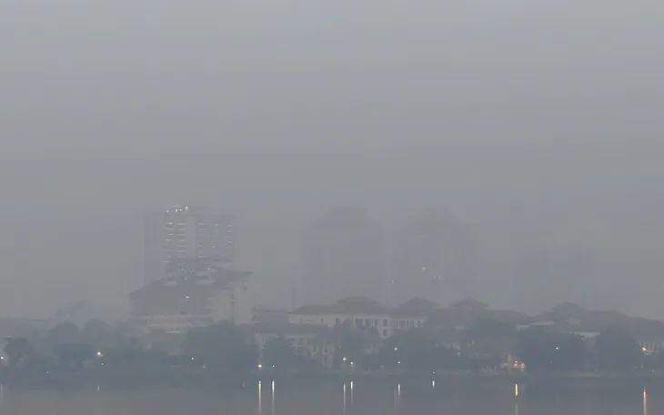 Sương mù dày đặc tại Hà Nam gây khó khăn cho người lái xe