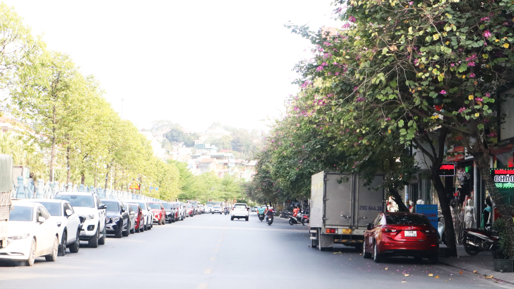 Bãi đỗ xe Phủ Lý quá tải