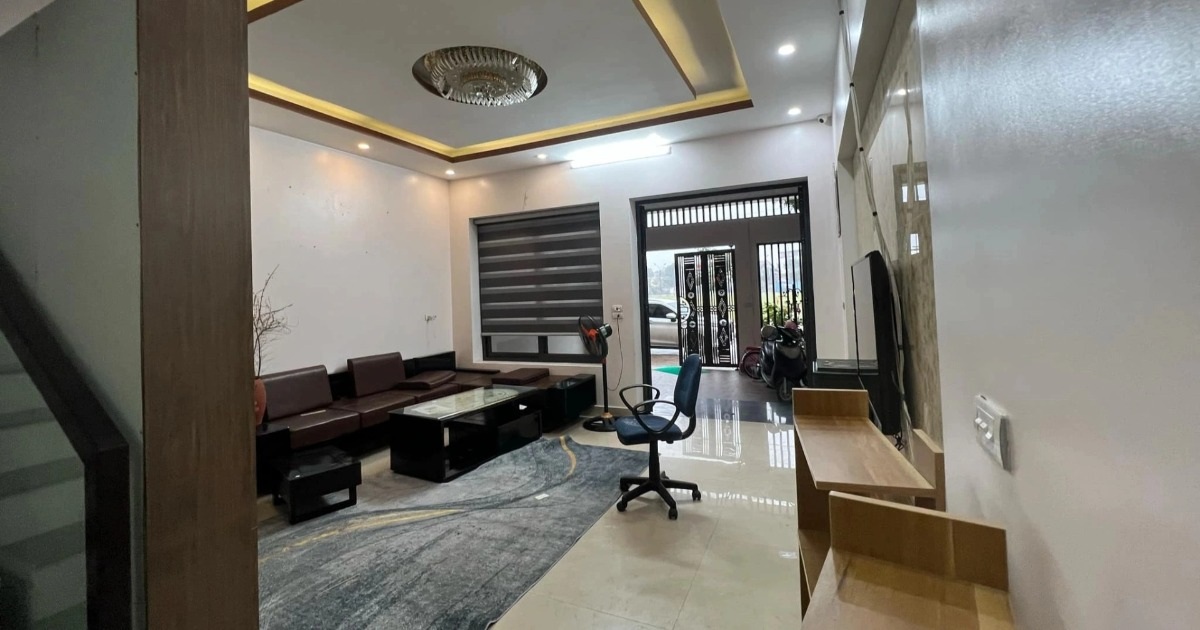 Gia đình trẻ bên cạnh xe và nhà mới