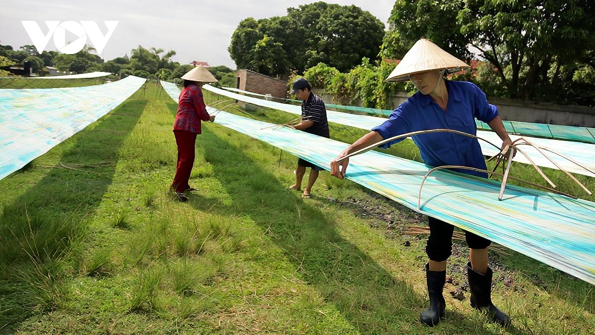 Quy trình dệt lụa truyền thống tại làng lụa Nha Xá