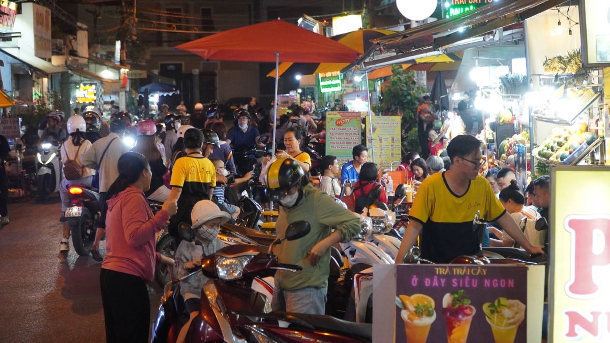Bản đồ ăn vặt Phủ Lý sôi động về đêm với hàng trăm món ngon hấp dẫn