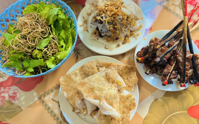 Bánh cuốn Phủ Lý nóng hổi chuẩn bị lên đĩa