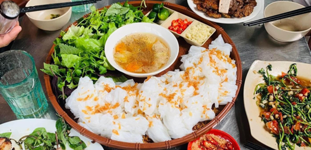 Thực khách thưởng thức bánh cuốn chả nướng Phủ Lý