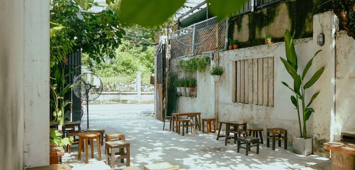 Mặt bằng rộng rãi, có khu vực đỗ xe ô tô riêng biệt là tiêu chuẩn mới của các quán cafe tại Hà Nam