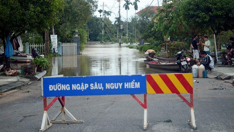 Thực trạng ngập lụt tại TP. Phủ Lý gây khó khăn cho các phương tiện giao thông, ô tô chết máy la liệt giữa dòng nước sâu